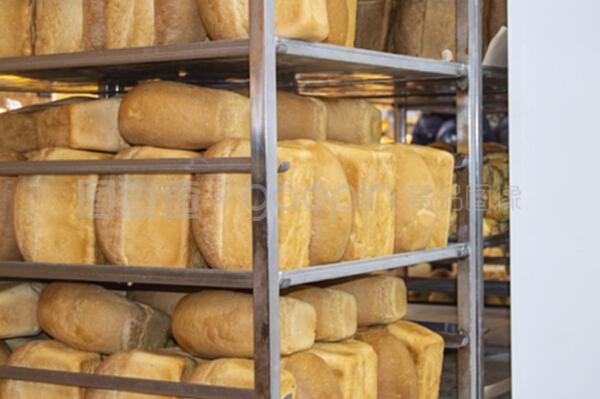 在迷你面包店里有很多现成的新鲜面包,一架子的热面包,面包房的生意,为Tex准备的空间